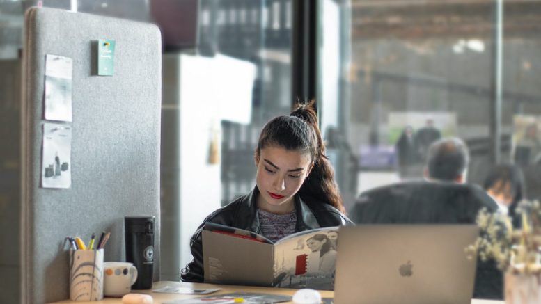 Deux offres d’emploi, deux salaires : laquelle paie vraiment le mieux ?